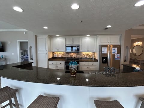 Kitchen w Granite Counters