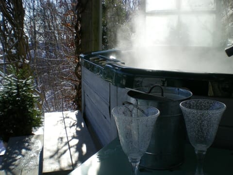 View water & sky from your private and sheltered hot tub