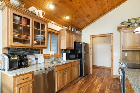 Spacious Well Stocked Kitchen