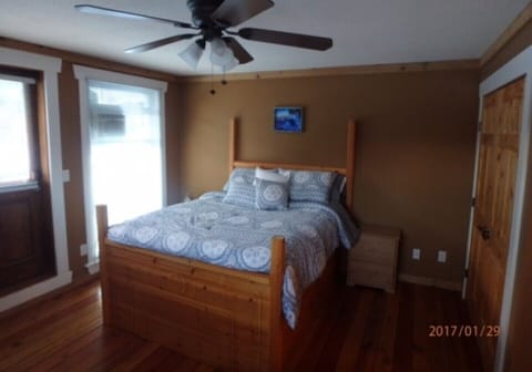 Very comfortable queen bed.