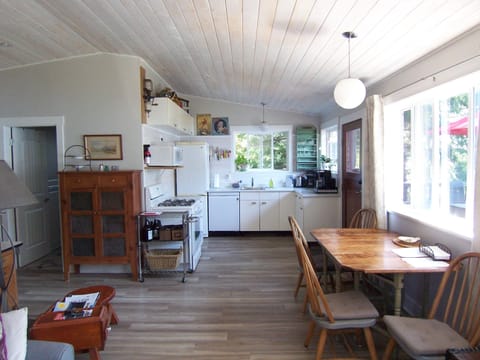 kitchen/dining area