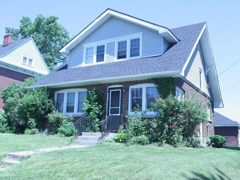 Eastwood Tourist Lodge is located directly adjacent to our main Niagara Grandview Manor building.