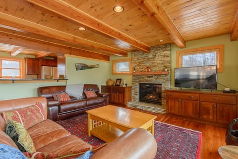 Camelot Lodge Living Area with gas log fireplace, TV, leather sofas