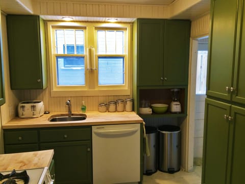 Steamer, blender, pots & pans