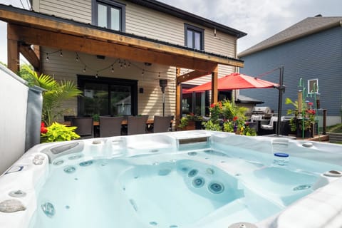 Amazinhg backyard with hot tub, big patio, bbq, gas fire and trampoline