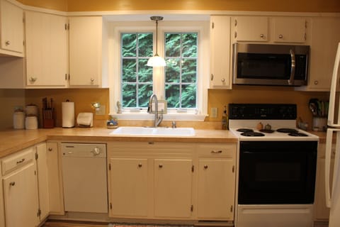 Fully stocked kitchen!