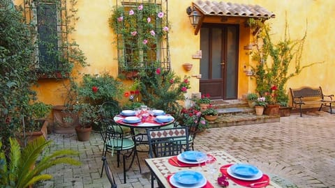 Apt. A entrance and courtyard