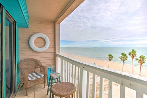 Corpus Christi Vacation Rental | 1BR | 1BA | 450 Sq Ft | Stairs Required
