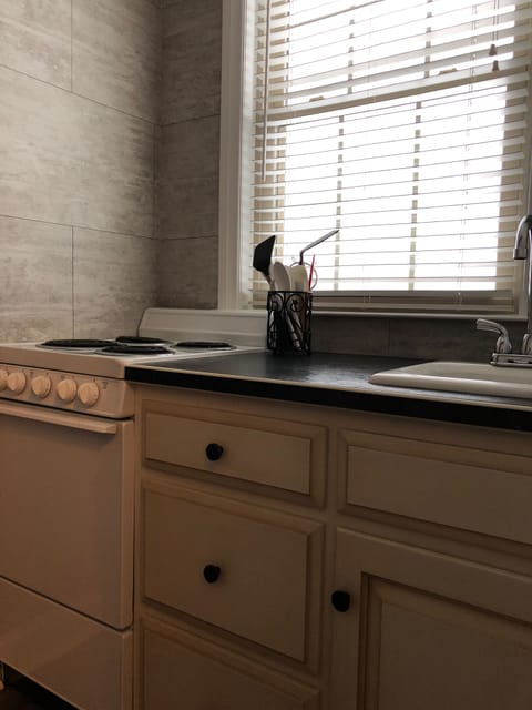 Smaller oven, utensils