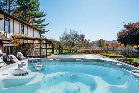Hot tub with lights and seating for 6