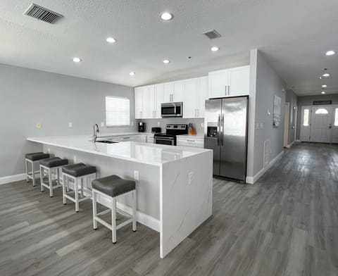 Fully stocked kitchen with all the necessities to cook your fami - Fully stocked kitchen with all the necessities to cook your families favorite meals and snacks. Plus barstool seating right off the kitchen