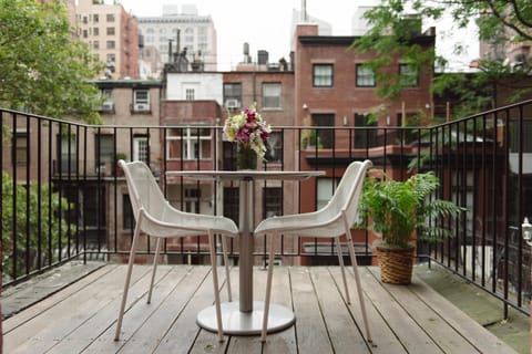 Eat- in Balcony