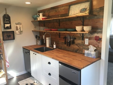 Kitchen area complete with a dishwasher!