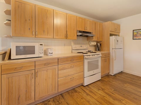 The fully equipped kitchen has everything you need to prepare and serve your meals.