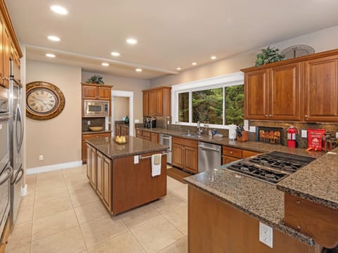 Full gourmet kitchen