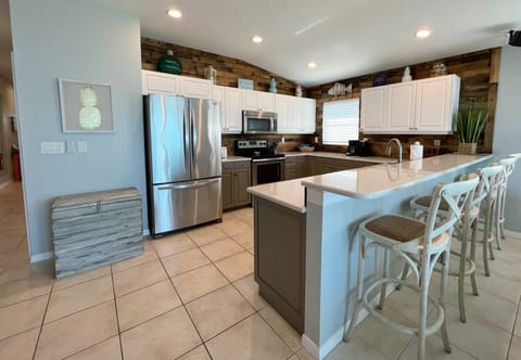 Bar stool seating off of the kitchen for a quick snack - Bar stool seating off of the kitchen for a quick snack