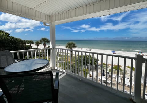 Private, Top Floor Balcony With Comfortable Seating and Direct B - Private, Top Floor Balcony With Comfortable Seating and Direct Beachfront View Of Indian Rocks Beach.