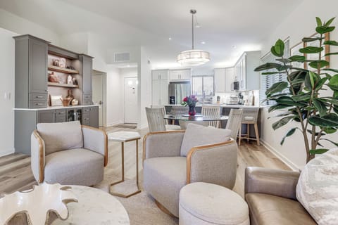 Living Room | Cable TV | Free WiFi | Central Heating & A/C