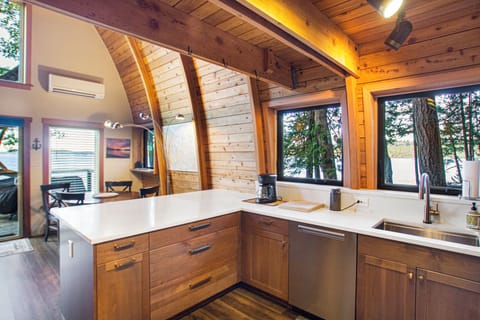 Newly updated full kitchen