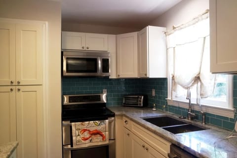 Stainless steel double sink, DOUBLE OVEN & appliances in fully equipped kitchen