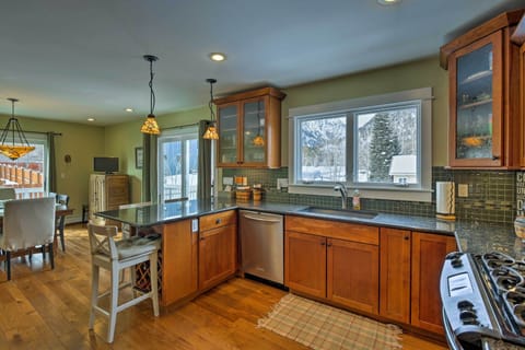 Kitchen | Breakfast Bar