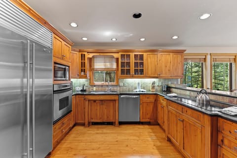 The full kitchen includes all stainless steel appliances, and a breakfast bar seating up to 4.