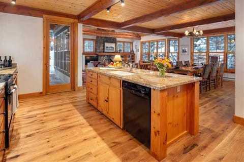 Kitchen with Breakfast Bar