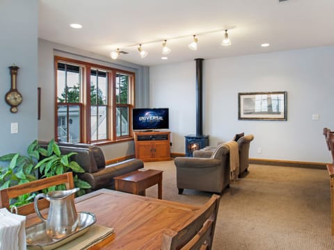 Relax and enjoy this comfortable unit with a propane fireplace, Satellite TV and dining for 4 people. 

This spacious living area has a lovely view of the harbor.