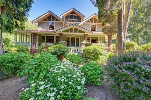 Auburn Vacation Rental | 5BR | 5BA M| 5,820 Sq Ft | Stairs Required