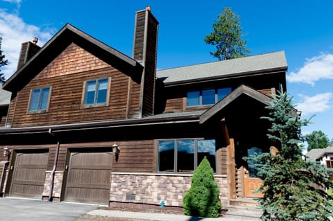 Lovely End Unit Townhouse.