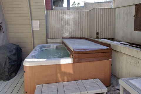 em20b_hottub_2