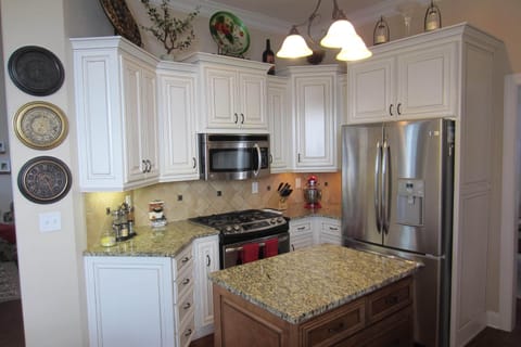 Well-appointed Kitchen w/Gas Range Stove 