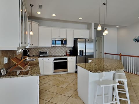 Full Size Kitchen with Breakfast Bar