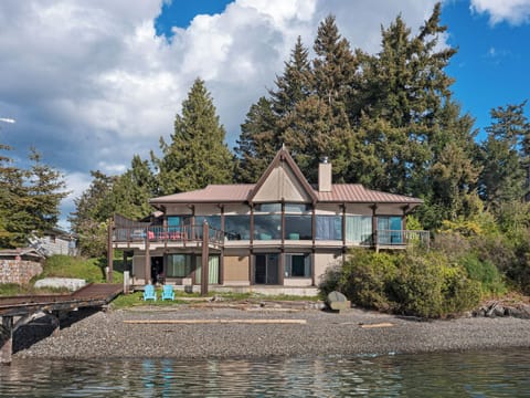 Relax at Hoeppner's Vista

The dock can moor power boats up to 30 feet or sail boats up to 40 feet. No shore power or water hook up.

**Please note, this home is not suitable for parties or large gatherings as it is located in a quiet neighborhood.