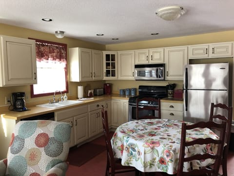 Well stocked cooking amenities 