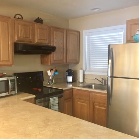 Keurig coffee maker and iced tea maker available. 