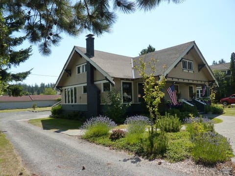 Driveway entrance to Acanthus House.