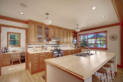 Fully equipped kitchen with bar seating