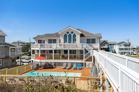 DE02: Beach Boys | Back Exterior