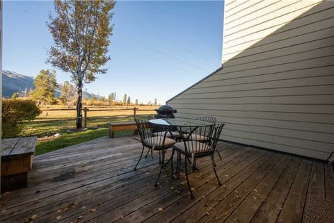 Deck w/ Electric BBQ (Summer Only)