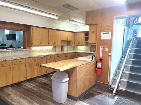 Plenty of room in the Kitchen for several cooks. 