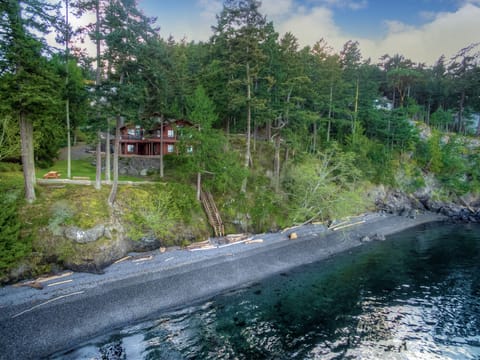 The beach stairs are newly redone as of May 2025