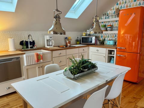 Dining/Kitchen: fully stocked!