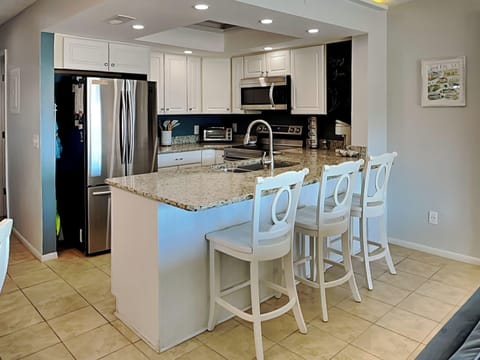 Full Size Kitchen with Breakfast Bar