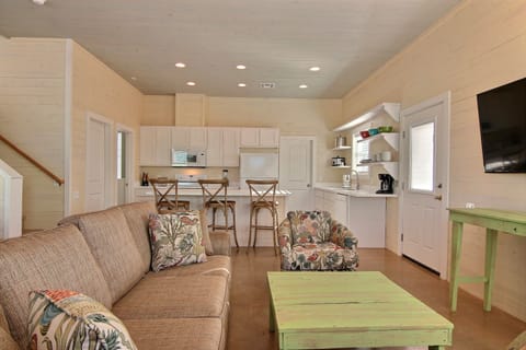 Open living - Open living space into kitchen