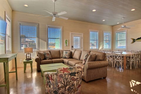 Living room - Cozy and comfy living area with space for the whole family to enjoy