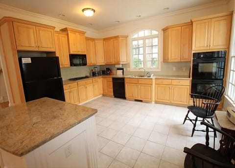 Large Kitchen with Double Oven, Microwave, Dish Washer, Coffee Maker, Blender...