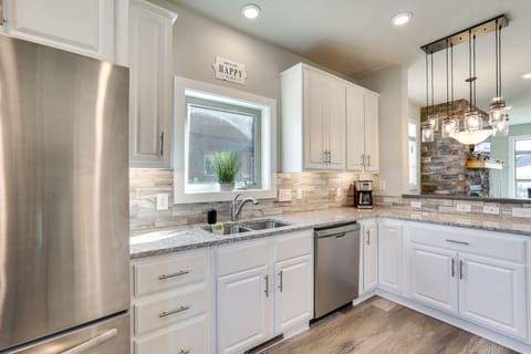 Kitchen | Cooking Basics | Coffee Maker | Paper Towels/Trash Bags Provided