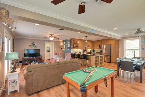 Living Room | Mini Pool Table | 2 Smart TVs w/ Cable | Free WiFi