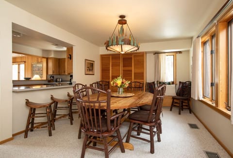 Dining Area w/ Seating for 8